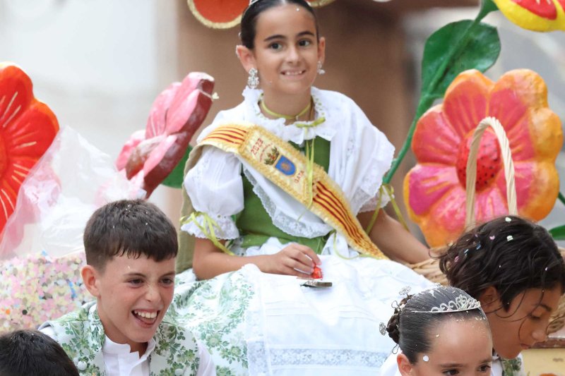 Les carrosses de Gata omplin el recorregut d’enginy, confeti,… i crítiques per l’entrada de bous “sorpresa” Les carrosses de Gata omplin el recorregut d’enginy, confeti,… i crítiques per l’entrada de bous “sorpresa”